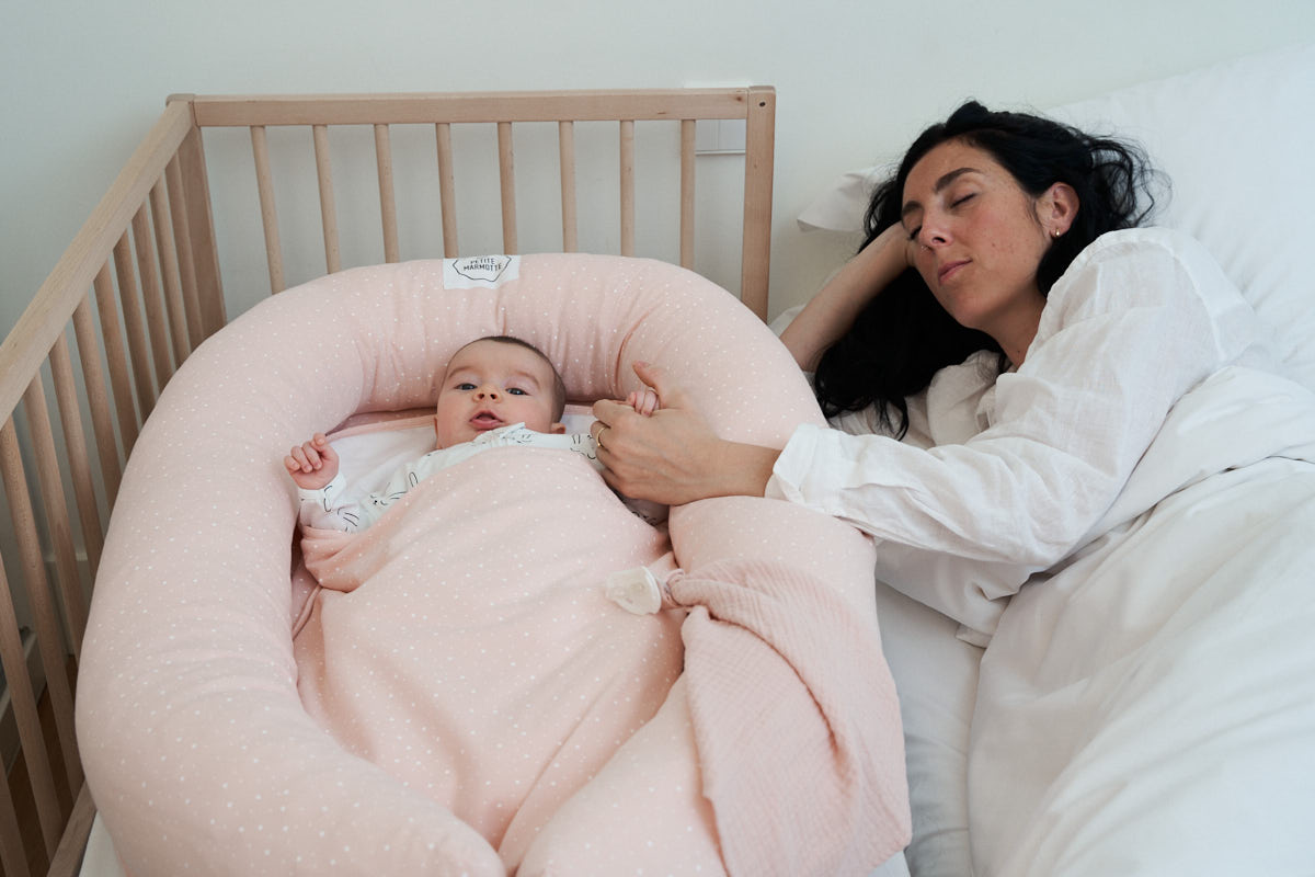 Cómo pasar al bebé de los brazos a la cuna? - Petite Marmotte Blog